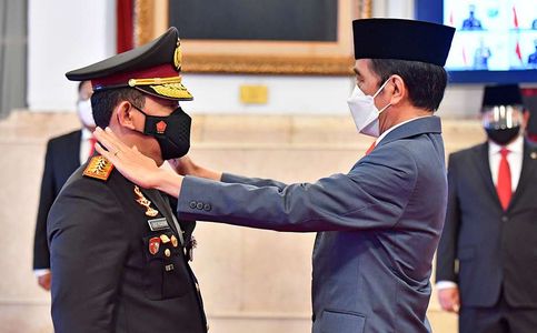 Jokowi Inaugurates Listyo Sigit Prabowo as New National Police Chief