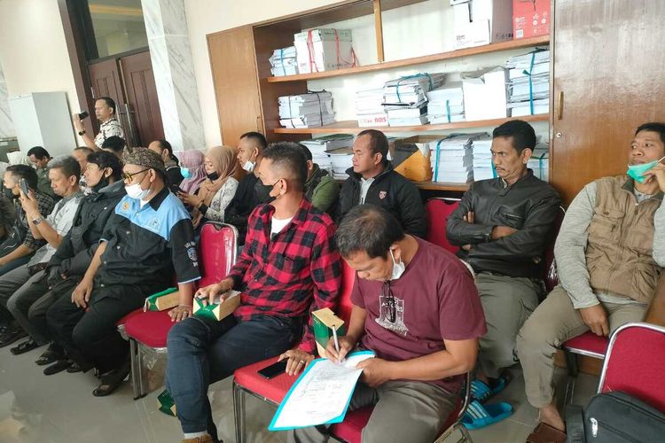 Sebanyak 20 pedagang yang berjualan di Pasar Banjaran, Kabupaten Bandung, Jawa Barat mendatangi kantor DPRD Kabupaten Bandung, pada Jumat (3/2/2023). Para pedagang yang tergabung dalam Ikatan Warga Pedagang (Iwapa) Pasar Banjaran datang ke kantor DPRD Kabupaten Bandung untuk menolak revitalisasi Pasar Banjaran yang direncanakan oleh pemerintah daerah (Pemda) Kabupaten Bandung beberapa waktu terakhir.