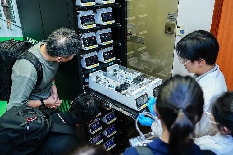 Ilustrasi para tamu melihat cara kerja data center yang ditenagai sel otak manusia.