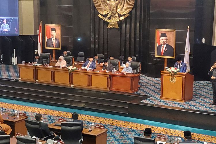 Penjabat Gubernur DKI Jakarta Heru Budi Hartono ketika mengikuti rapat paripurna legislatif Jakarta di Gedung DPRD DKI Jakarta, Jakarta Pusat, Senin (17/10/2022) siang.
