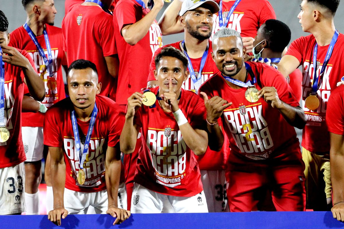 Irfan Jaya, Sidik Saimima dan Samuel Reimas saat perayaan Bali United sebagai juara Liga 1 2021-2022 di Stadion Kapten I Wayan Dipta Gianyar, Kamis (31/3/2022) malam.