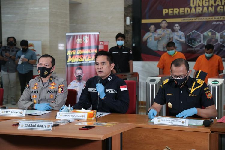 Direktur Tindak Pidana Narkoba Bareskrim Polri Brigjen (Pol) Krisno Halomoan Siregar (tengah) di Gedung Bareskrim Polri, Jakarta Selatan, Rabu (7/10/2020).