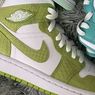 Baru, Air Jordan 1 Mid dengan Tekstur Mirip Kulit Reptil