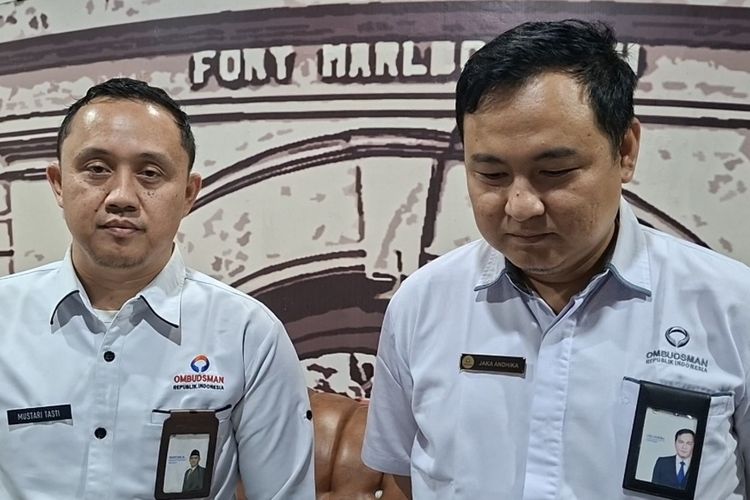 Kepala Perwakilan, Ombudsman Bengkulu, Mustari Tasti (kiri) didampingi, Jaka Andhika, Kepala Pemeriksaan Laporan Ombudsman Bengkulu, di kantor Ombudsman, Senin (25/8/2025). Mereka menyampaikan penjelasan pemeriksaan hasil klarifikasi kisruh SMA Negeri 5, Kota Bengkulu.
