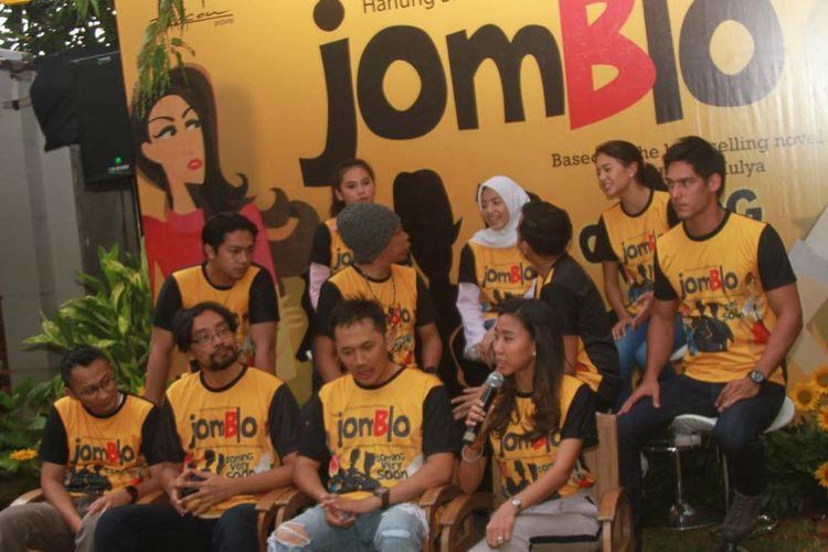 Jumpa pers syukuran film Jomblo yang dihadiri sutradara, penulis skenario, dan para pemain di kantor Falcon Picture, di Warung Buncit, Mampang Prapatan, Jakarta Selatan, Kamis (16/3/2017).