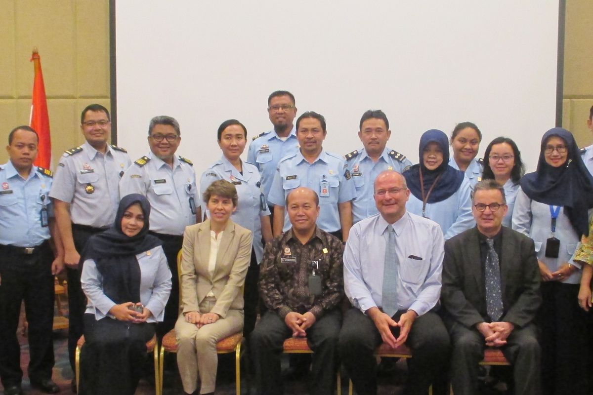 Direktur Nuffic Neso Indonesia, Peter van Tuijl, menyerahkan beasiswa Studeren in Nederland (Studi di Belanda) kepada Sekretaris Badan Pengembangan Sumber Daya Manusia (BPSDM) Kemenkumham, Hantor Situmorang, di Bogor, Senin (25/3/2019). 