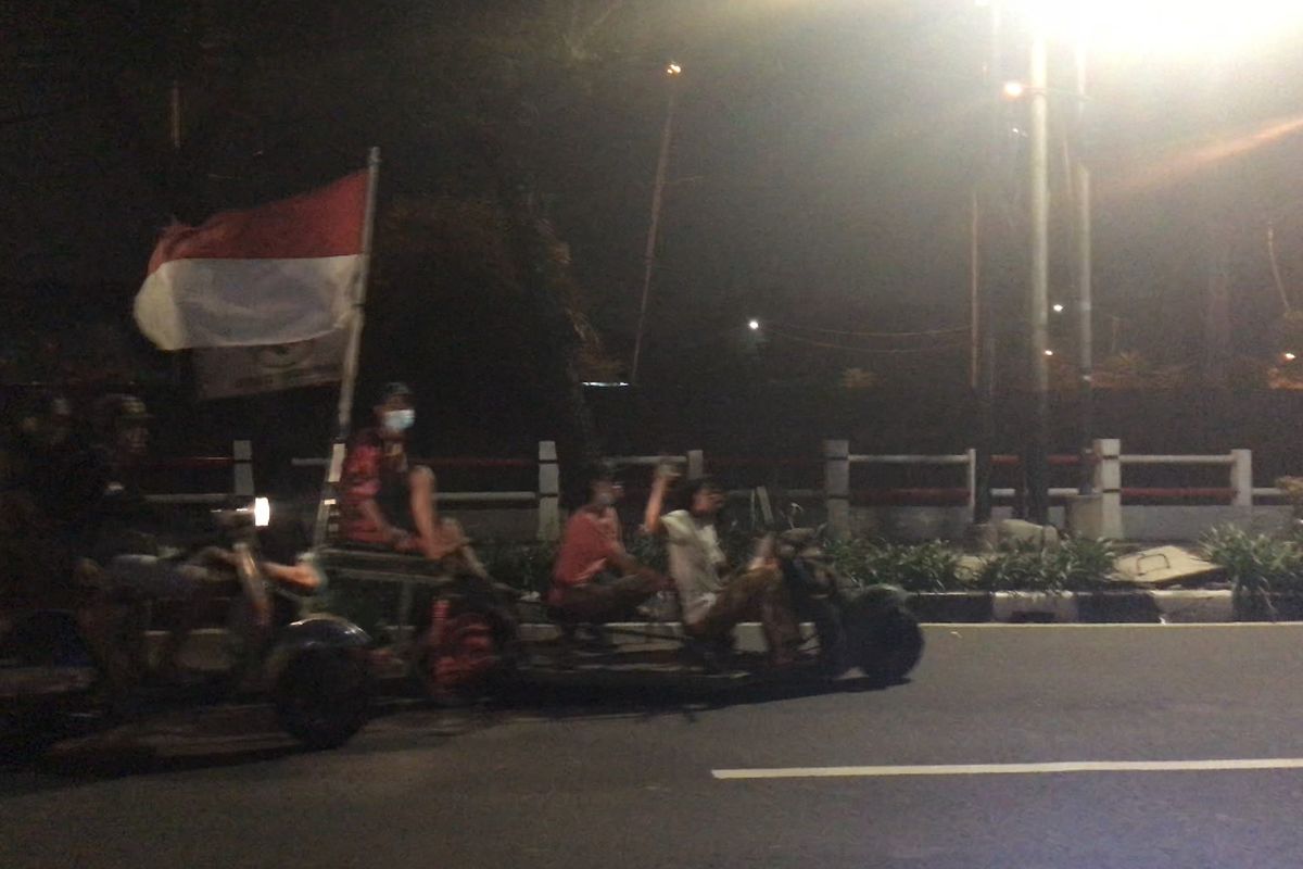 Puluhan pengendara motor yang sedang berkerumun di Flyover Rasuna Said, Setiabudi, Jakarta Selatan kocar-kacir setelah polisi datang pada  Minggu (24/1/2021) pukul 00.50 WIB.