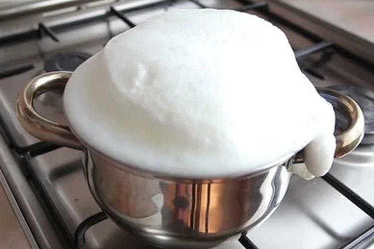 Kenapa Susu Tumpah Saat Direbus, Sementara Air Tidak?