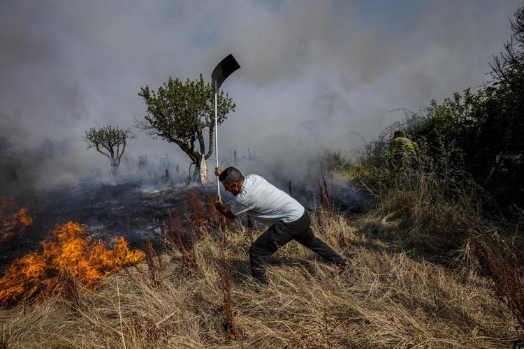 Los residentes locales intentan apagar un incendio en Tabara, noroeste de España, el martes (19/07/2022) en medio de olas de calor extremo en Europa.