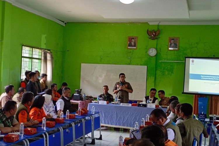 Kepala BNPB Letjen TNI Suharyanto saat memimpin rapat koordinasi soal bencana yang terjadi di wilayah Kabupaten Bandung pada Senin (15/1/2024)