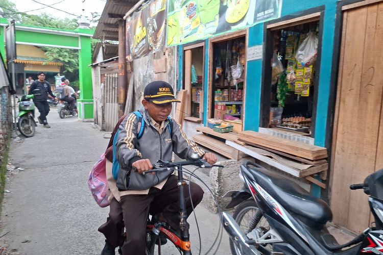 Kisah Guru Honorer Jakarta: Motor Tua Hilang, Kini Mengajar dengan Sepeda Pinjaman