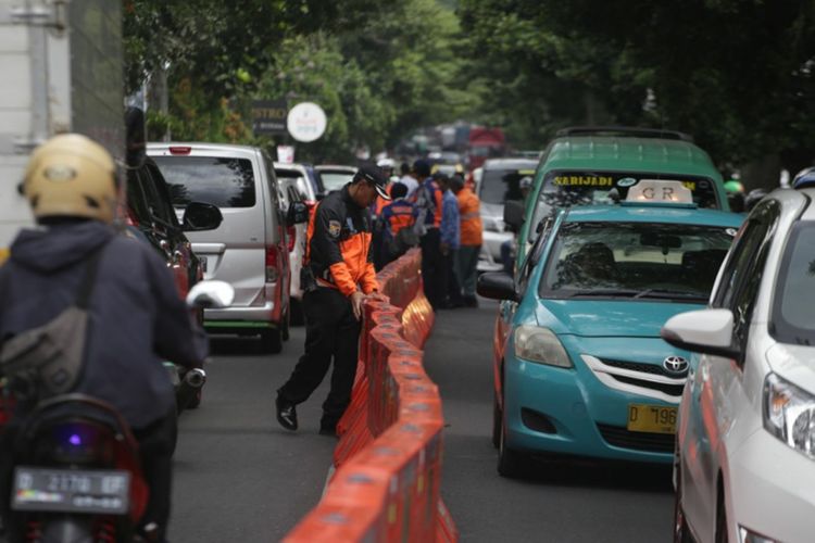 Petugas Dinas Perhubungan saat memasang pembatas jalan di area Sukajadi Bandung.