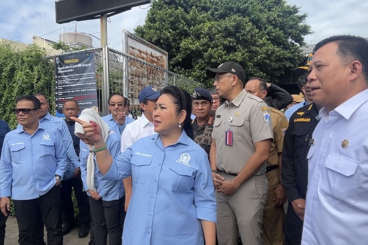 Tumpukan Kapal di Muara Angke, Titiek Soeharto Ingatkan Bahaya Kebakaran