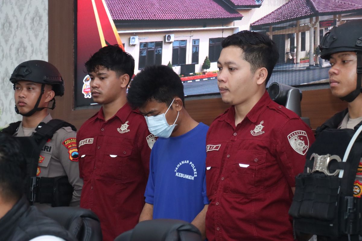 Misteri kematian seorang pria berinisial MU (55), yang merupakan kepala sekolah dasar di Kabupaten Magelang, akhirnya berhasil diungkap oleh jajaran Satreskrim Polres Kebumen. Pelaku ternyata rekannya saat melakukan ritual pesugihan.