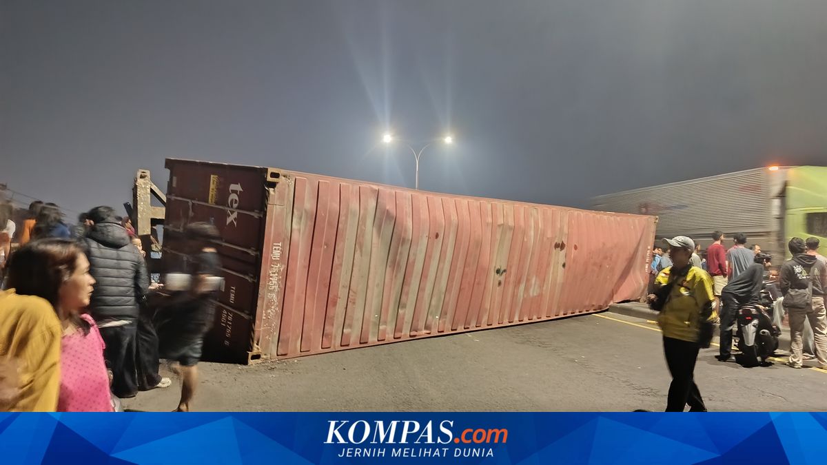 Truk Muatan 27 Ton Terguling Saat Nanjak Flyover Kranji Bekasi, Polisi ...