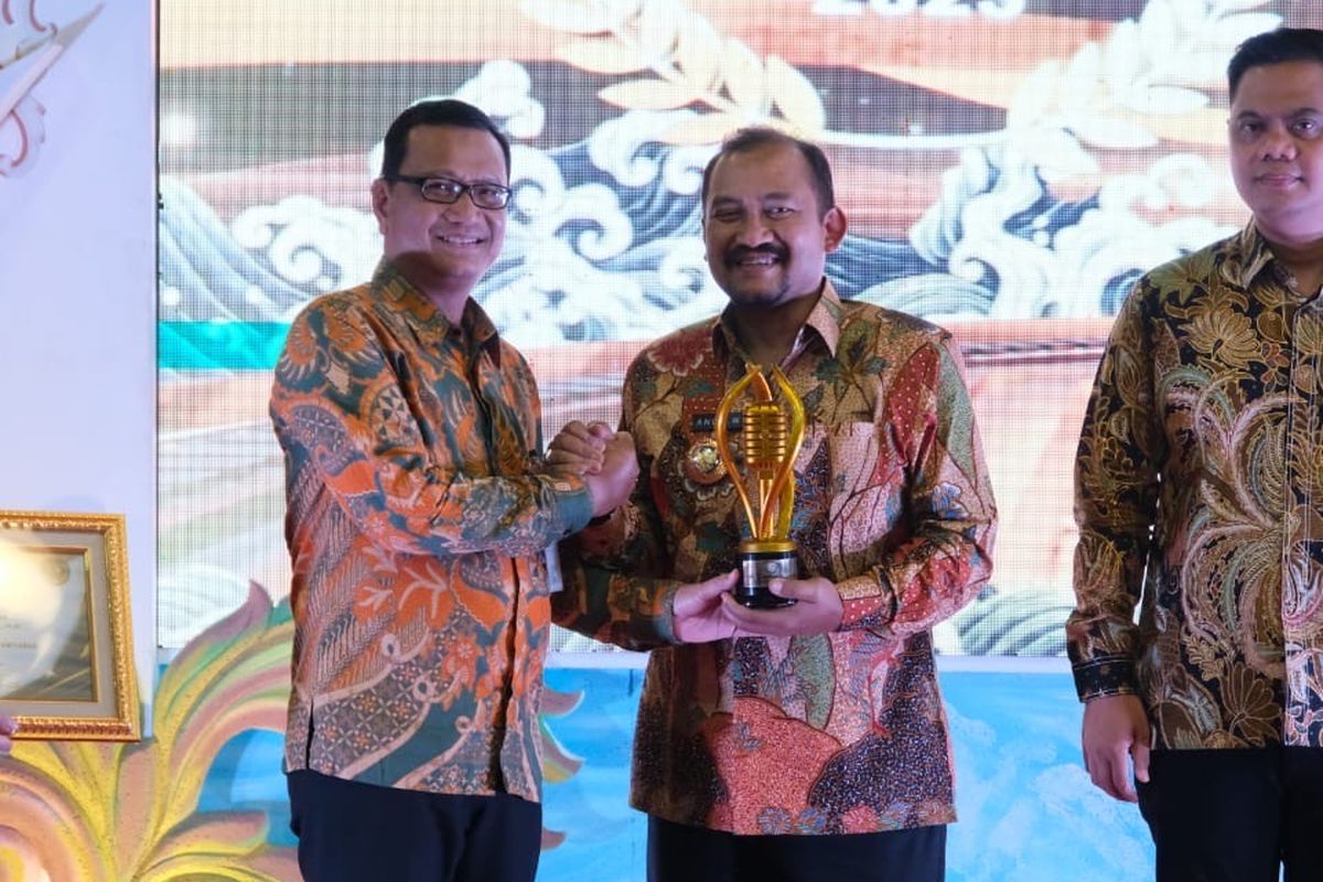 Bupati Pemalang Anom Widiyantoro (memegang piala) meraih penghargaan Kepala Daerah Peduli Penyiaran dalam ajang Anugerah Komisi Penyiaran Informasi Daerah (KPID) Jawa Tengah 2025 yang digelar di Pendopo Kartini Kabupaten Jepara, Jawa Tengah, Jumat (31/10/2025).

