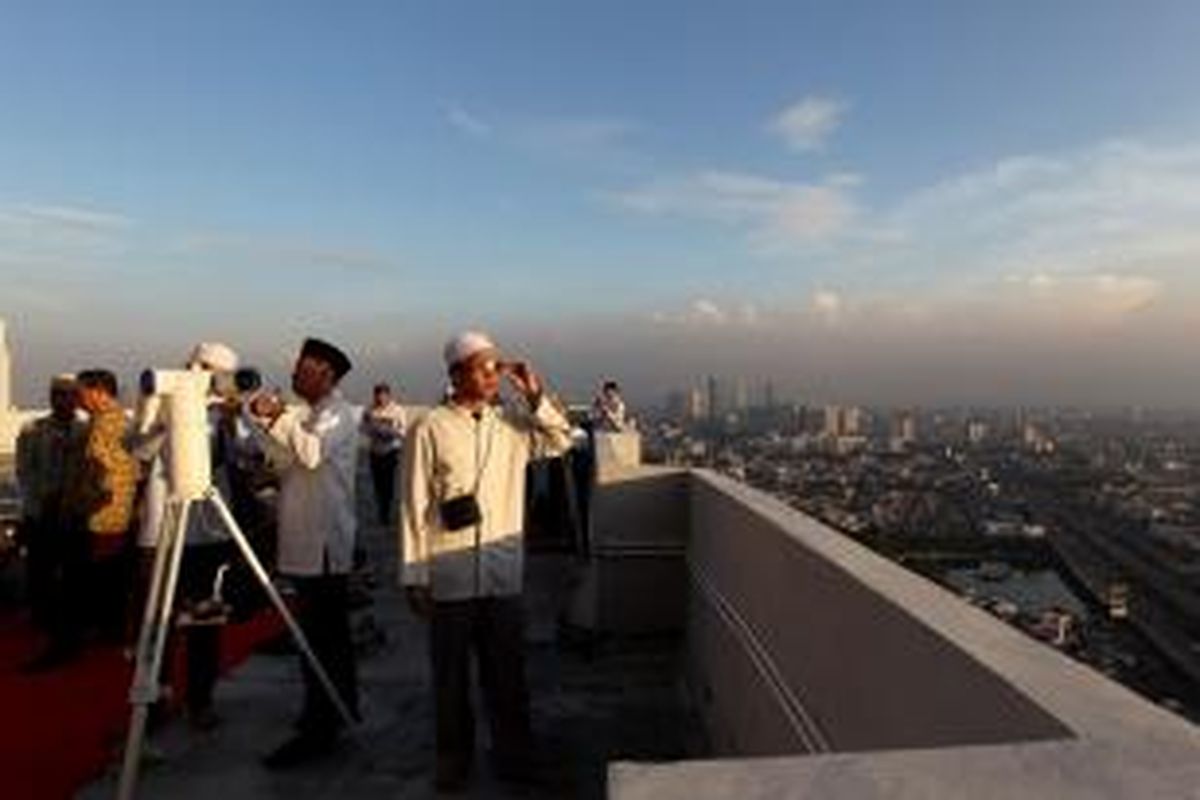 Tim Lakjnah Falakiyah Pengurus Besar Nahdlatul Ulama meneropong untuk melihat rukyat hilal di Jakarta, Senin (8/7/2013). Hasil rukyat hilal ini untuk menetapkan 1 Ramadhan 1434 H.  