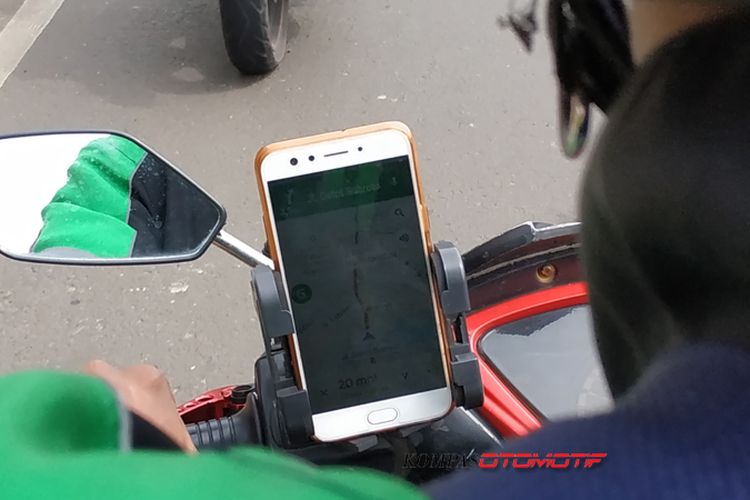 Ilustrasi ojek online menggunakan GPS.