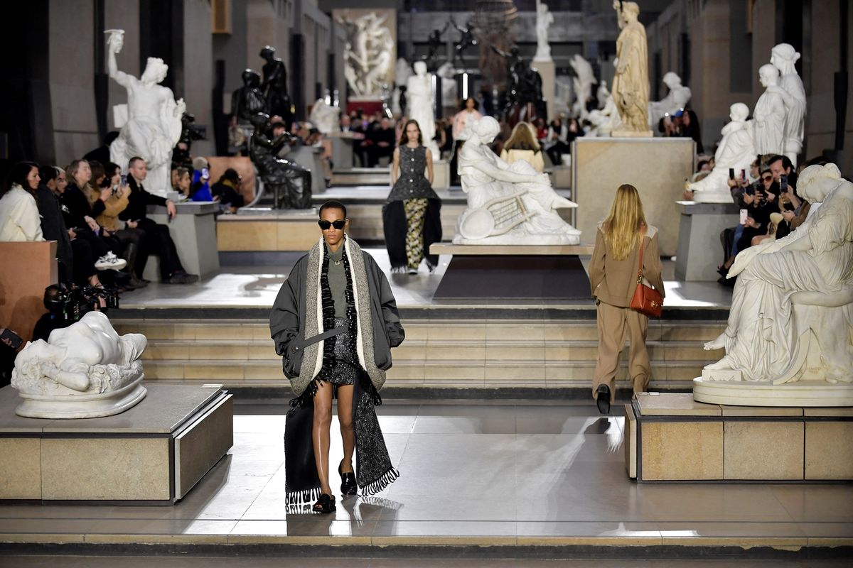 Louis Vuitton tutup Paris Fashion Week dengan slogan