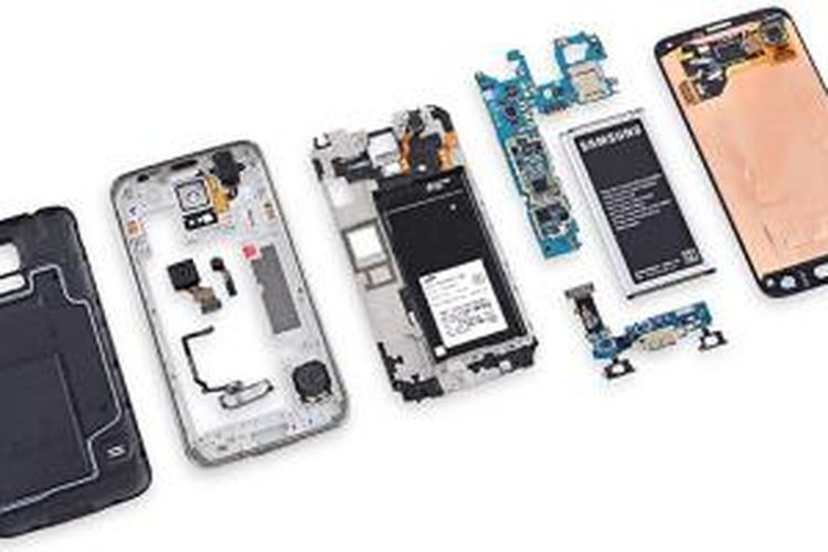 Komponen internal Galaxy S5 setelah dibongkar oleh iFixit