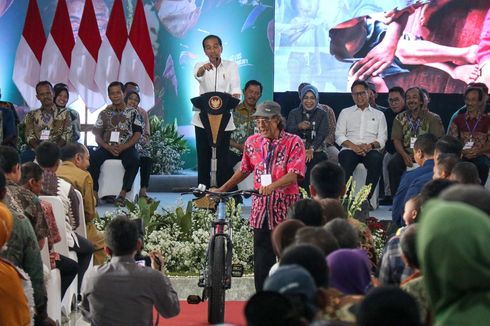 Cerita soal KIS di Hadapan Jokowi, Dua Warga Blora Dapat Sepeda