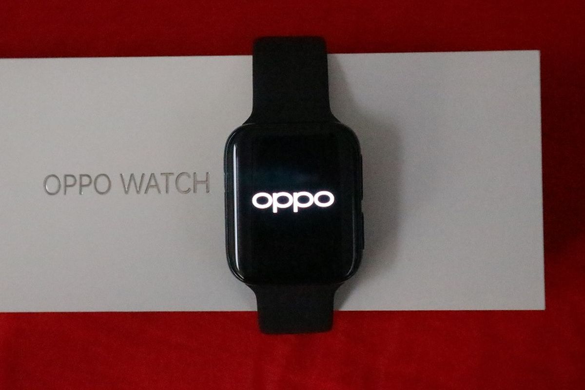 Oppo Watch dan kotak kemasannya.