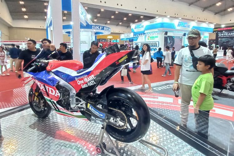 Honda RC213V milik Joan Mir dipamerkan di booth Honda pada ajang Indonesia Motorcycle Show (IMOS) 2025