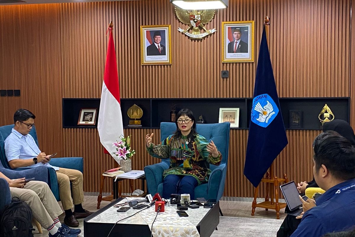 Wakil Menteri Pendidikan Tinggi, Sains, dan Teknologi Stelah Christie memberikan penjelasan tentang Sekolah Unggulan Garuda dalam media briefing di Kantor Kemendikti Saintek, Senayan, Jakarta Pusat, Sabtu (17/5/2025). 