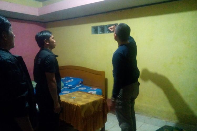 Aparat Polres Palopo melakukan olah TKP di rumah korban Aiptu Purn Pol Simon Bate, purnawirawan polisi, mantan  kepala Sat Tahti Polres Luwu Utara yang diduga bunuh diri, Kamis (6/2/2019).