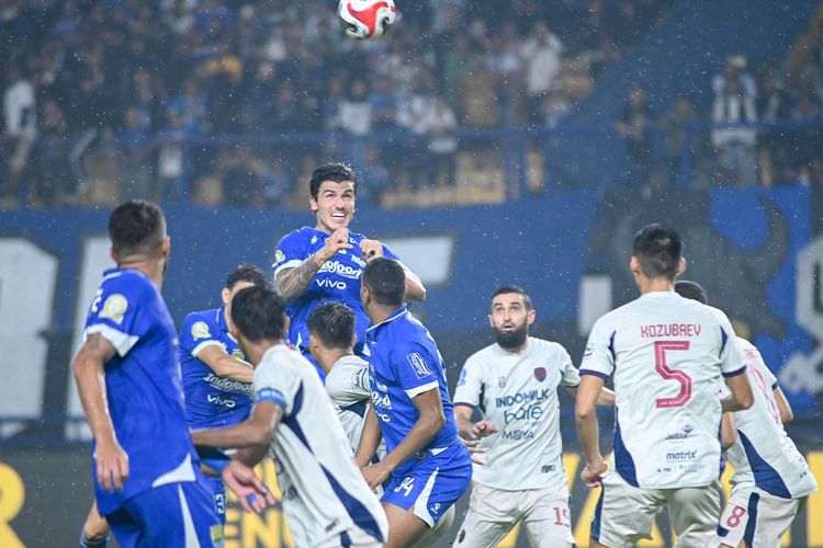 Sundulan Sergio Castel pada pertandingan Super League Persib Bandung vs Persita Tangerang yang digelar di Stadion Gelora Bandung Lautan Api, pada Minggu (22/2/2026) malam WIB.