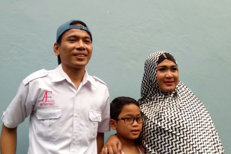 Aris Idol, bersama anak dan istrinya, Rosillia Octo Fany, diabadikan di kawasan Kapten Tendean, Jakarta Selatan, Selasa (13/6/2017).