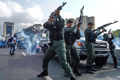 Baku Tembak, Gas Air Mata, dan Serangan Mobil Warnai Krisis Venezuela