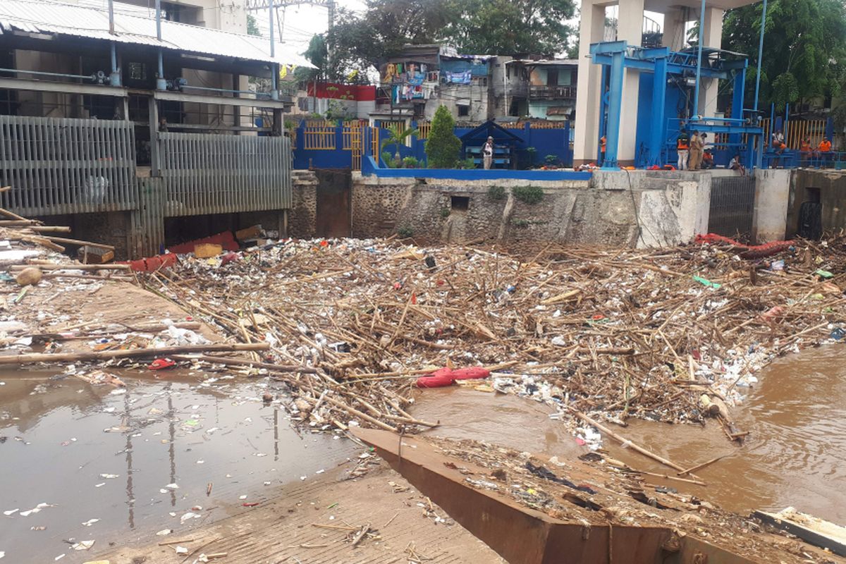 Sampah-sampah tampak menumpuk di Pintu Air Manggarai, Menteng, Jakarta Pusat pada Senin (12/11/2018). 