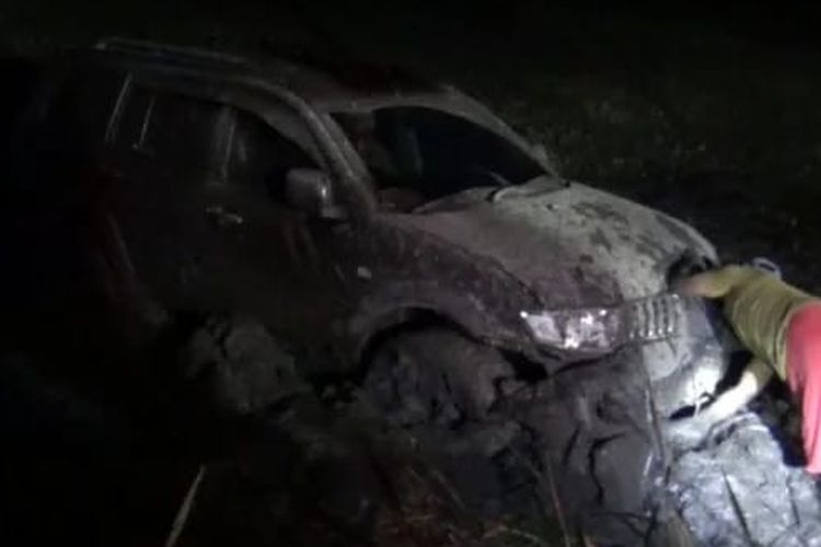 Pajero Sport nyungsep di sawah di Klaten