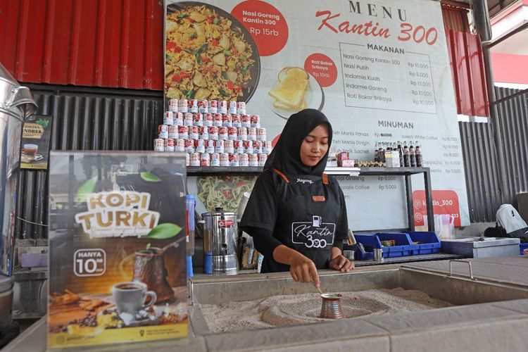 Kantin 300 menyediakan kopi turki di Jalan Lintas Siantar-Parapat KM 14, Simalungun, Sumatera Utara.