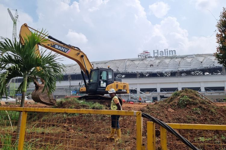 PT KCIC menargetkan pembangunan Stasiun Halim dapat rampung akhir Juli 2023. Untuk mengebut pembangunannya, kontraktor sudah menerapkan jam kerja selama 24 jam yang dibagi menjadi shift pagi dan malam. Namun melihat kondisi pembangunan saat ini, mungkinkah dapat rampung sesuai target?