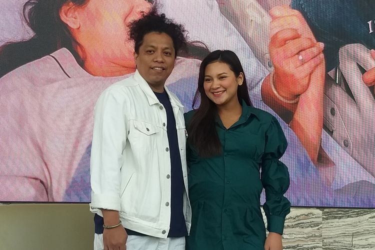 Komedian Arie Kriting dan aktris Indah Permatasari saat mengadakan konferensi pers terkait kelahiran anak pertama mereka, di Rumah Sakit Mandaya Royal Hospital Puri, Karang Tengah, Tangerang, Sabtu (3/9/2022).