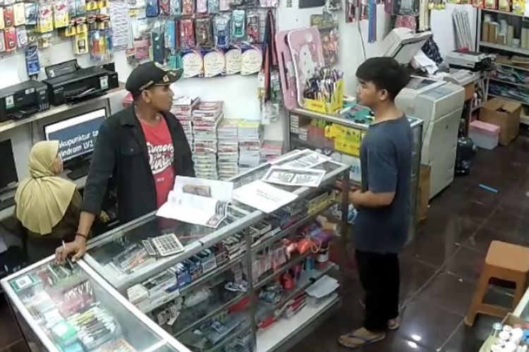 Bidikan layar video rekaman CCTV di toko fotokopi di Jalan Lele Raya, Kelurahan Kayuringin Jaya, Kecamatan Bekasi Selatan, Kota Bekasi, dipalak oknum organisasi masyarakat (ormas). Pelaku mendatangi toko mengenakan kaos merah, jaket serta topi hitam. 