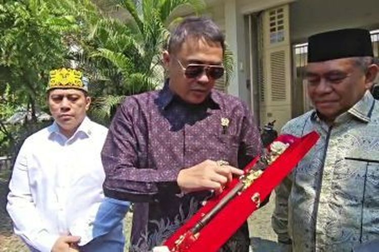 Serahkan Tongkat Ganesha ke Jokowi, Anggota DPD Arya Wedakarna Singgung Estafet Kepemimpinan ke Gibran