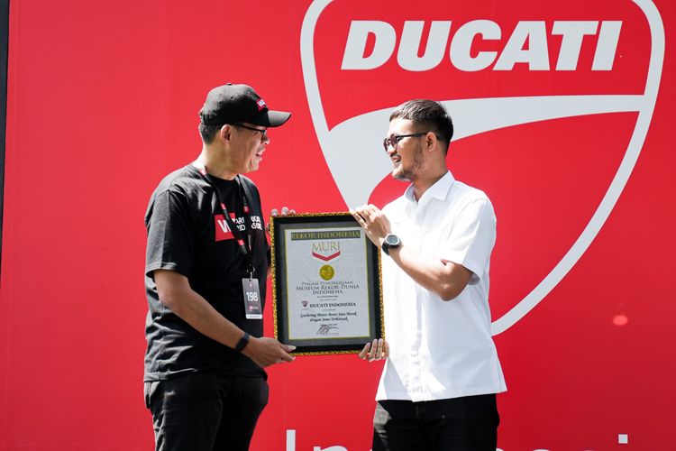 Penyerahan piagam penghargaan dari MURI ke Ducati Indonesia
