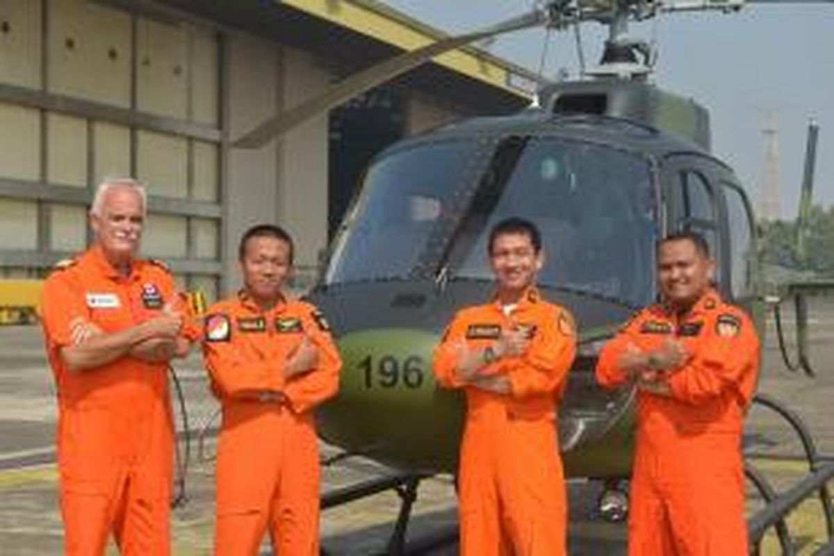 Helikopter Fennec bersama staf Airbus dan TNI AD. 