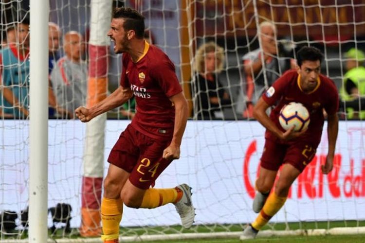 Alessandro Florenzi (kiri) merayakan gol AS Roma ke gawang Atalanta dalam partai Liga Italia di Stadion Olimpico Roma, 27 Agustus 2018.
