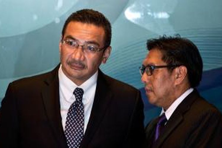 Menteri Transportasi Malaysia, Hishammuddin Hussein (kanan) bersama Dirjen Penerbangan Sipil, Azharuddin Abdul Rahman.
