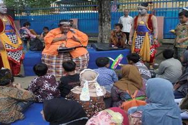 Dalang Ki Slamet Gundono tengah mendongeng di hadapan para siswa dalam acara Lazkam Pesta Budaya ke-4 di Taman Kanak-kanak Lazuardi Kamila, Solo, Jawa Tengah, Jumat (8/3/2013). Mendongeng dapat meningkatkan daya imajinasi, keterampilan berbahasa, dan kecerdasan emosional anak. 

