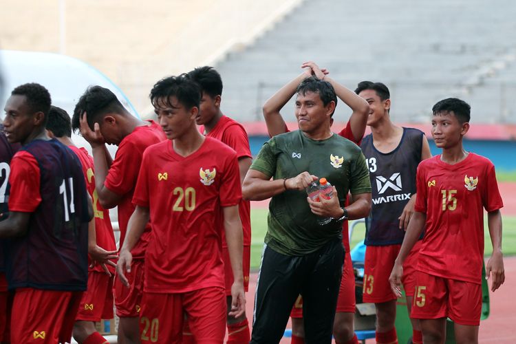 Seusai ujicoba melawan tim juara Soreatin 2019 U-17 PSBK Blitar yang berakhir dengan skor 5-1, pelatih Timnas Indonesia U-16 Bima Sakti mendapat guyuran air karena sedang berulang tahun di Stadion Gelora Delta Sidoarjo, Jawa Timur, Kamis (23/01/2020) sore.