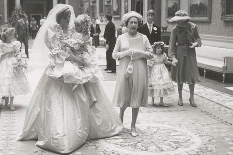 Salah satu foto saat Putri Diana menggendong pengiring pengantin cilik yang berusia lima tahun menjelang pernikahannya. 