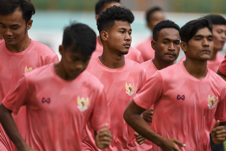 Pesepak bola Amiruddin Bagas Kaffa (tengah) mengikuti seleksi pemain Timnas Indonesia U-19 di Stadion Wibawa Mukti, Cikarang, Bekasi, Jawa Barat, Senin (13/1/2020).  Sebanyak 51 pesepak bola hadir mengikuti seleksi pemain Timnas U-19 yang kemudian akan dipilih 30 nama untuk mengikuti pemusatan latihan di Thailand.