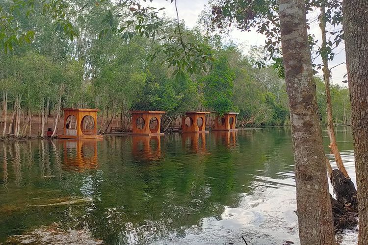 1. Patung Prajurit Jepang didirikan di Danau Shuji untuk mengenang lokasi tersebut sebagai bekas lokasi dapur umum jentara Jepang 2. Danau Shuji dilihat dari bagian depan 3. Pondok yang tersedia di Danau Shuji 4. Papan nama Danau Shuji