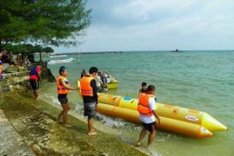 Para travel blogger dan jurnalis bersiap menaiki banana boat di Beach Club, Tanjung Lesung, Pandeglang, Banten, Jumat (13/3/2015).