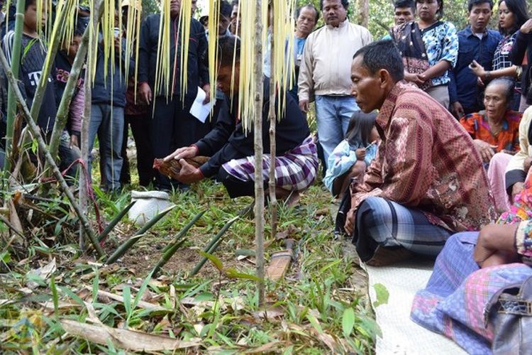 Tradisi Menanda Tahun masyarakat Pakpak Marga Manik Sisada Rube yang tinggal di Kecamatan Pergetteng-Getteng Sengkut, Kabupaten Pakpak Bharat, Sumatera Utara.